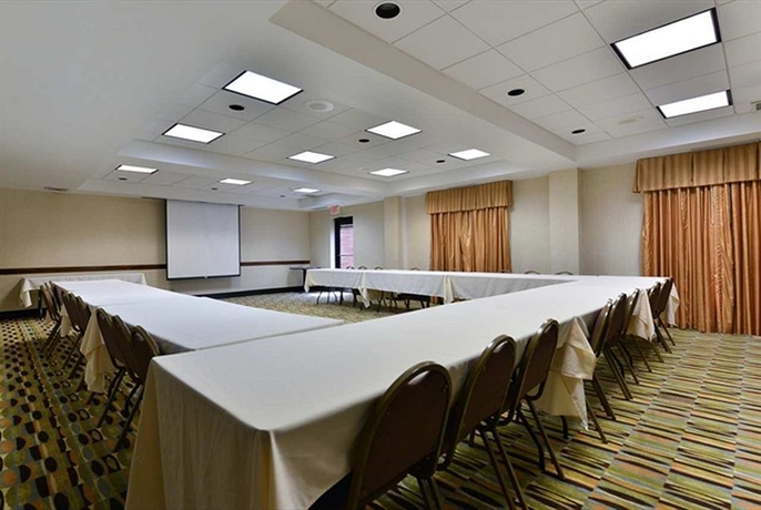 Imagen de los interiores del Hotel Hampton Inn Linden. Foto 15