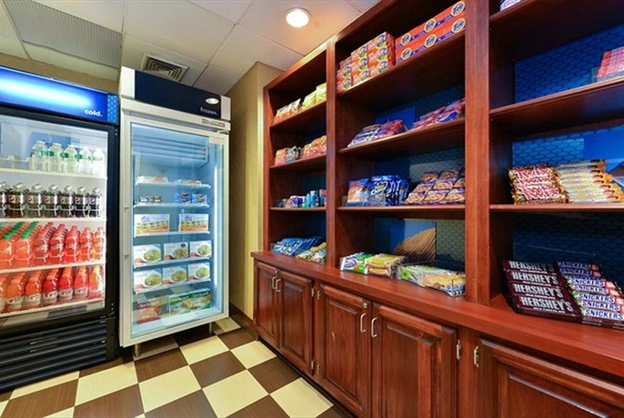 Imagen del bar/restaurante del Hotel Hampton Inn Linden. Foto 3