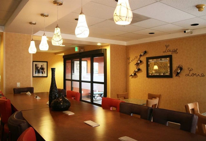 Imagen de los interiores del Hotel Hampton Inn Livermore. Foto 9