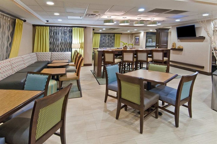 Imagen del bar/restaurante del Hotel Hampton Inn Livingston. Foto 2