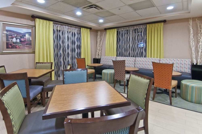 Imagen del bar/restaurante del Hotel Hampton Inn Livingston. Foto 4