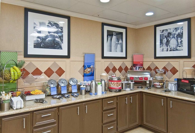 Imagen del bar/restaurante del Hotel Hampton Inn Livingston. Foto 5