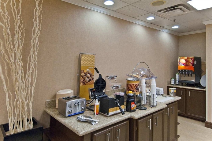Imagen del bar/restaurante del Hotel Hampton Inn Livingston. Foto 6