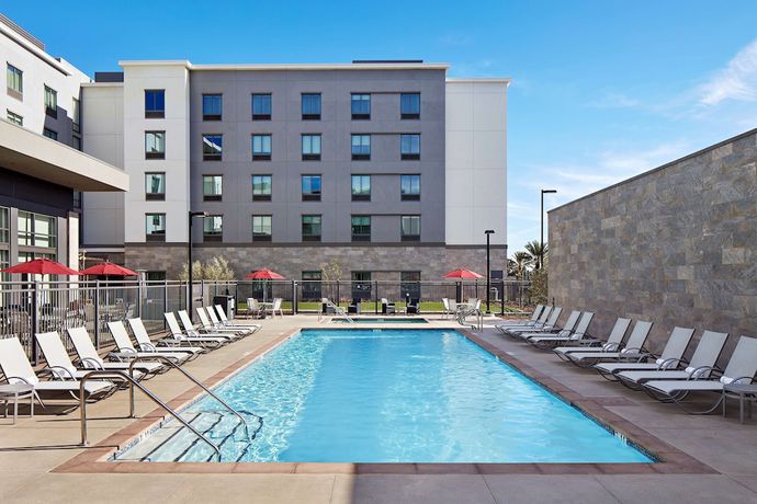 Imagen de la piscina del Hotel Hampton Inn Long Beach Airport. Foto 19