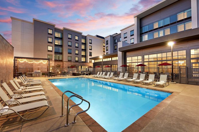 Imagen de la piscina del Hotel Hampton Inn Long Beach Airport. Foto 20