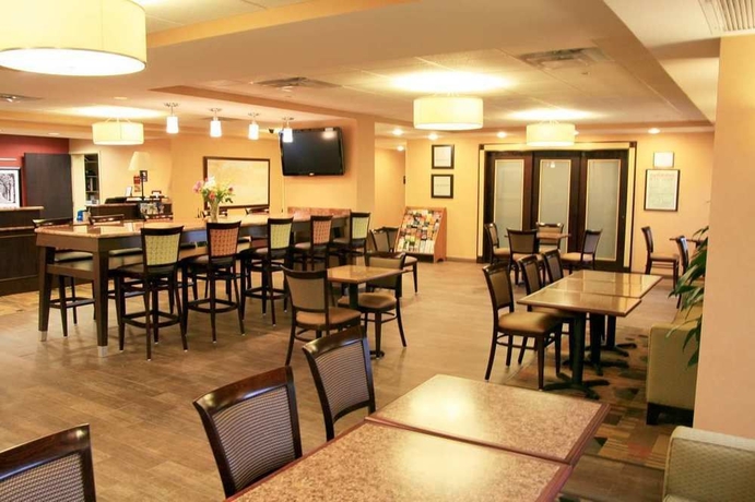 Imagen del bar/restaurante del Hotel Hampton Inn Long Island/commack. Foto 3