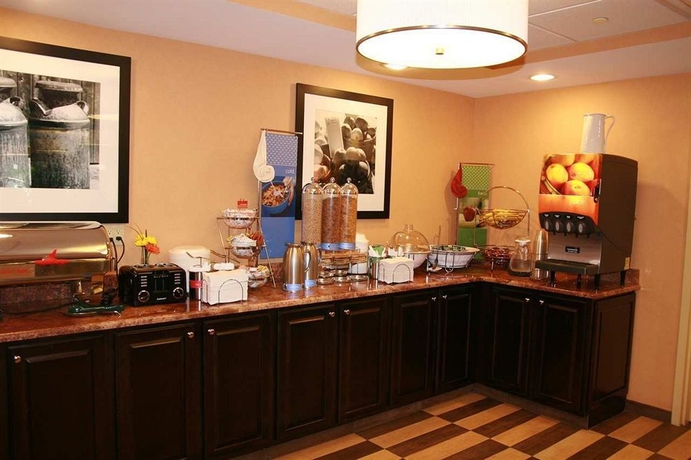 Imagen del bar/restaurante del Hotel Hampton Inn Long Island/commack. Foto 4