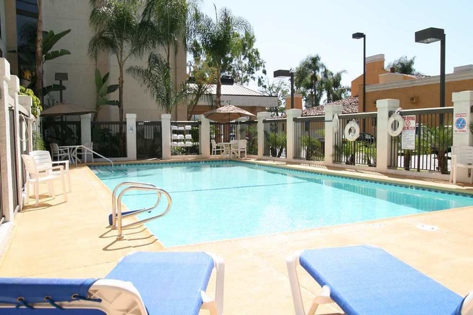 Imagen de la piscina del Hotel Hampton Inn Los Angeleswest Covina. Foto 15