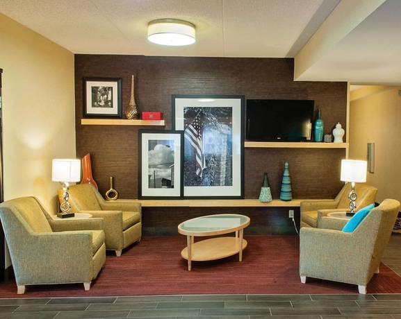 Imagen de los interiores del Hotel Hampton Inn Louisville-airport. Foto 17