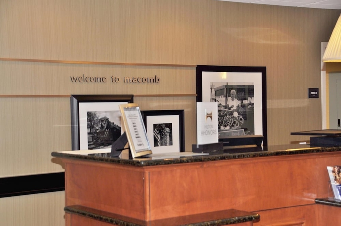 Imagen de los interiores del Hotel Hampton Inn Macomb. Foto 12