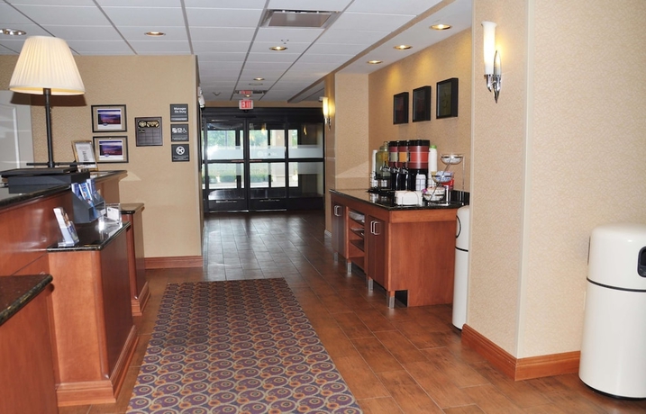 Imagen de los interiores del Hotel Hampton Inn Macomb. Foto 14
