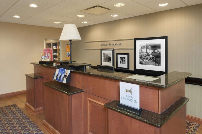Imagen de los interiores del Hotel Hampton Inn Macomb. Foto 15