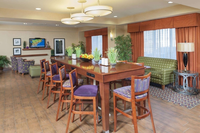 Imagen de los interiores del Hotel Hampton Inn Macomb. Foto 16