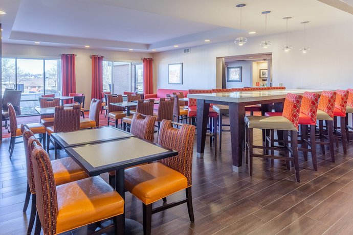 Imagen del bar/restaurante del Hotel Hampton Inn Madison East Towne Mall Area. Foto 2