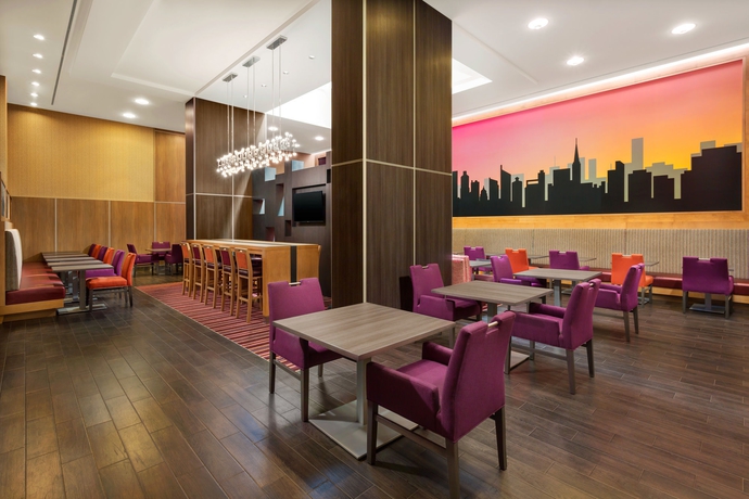 Imagen del bar/restaurante del Hotel Hampton Inn Manhattan/Times Square Central. Foto 3