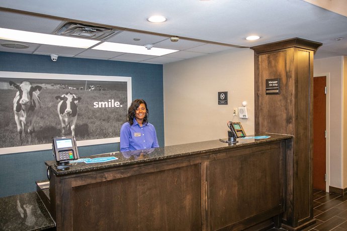 Imagen de los interiores del Hotel Hampton Inn Marshall. Foto 16