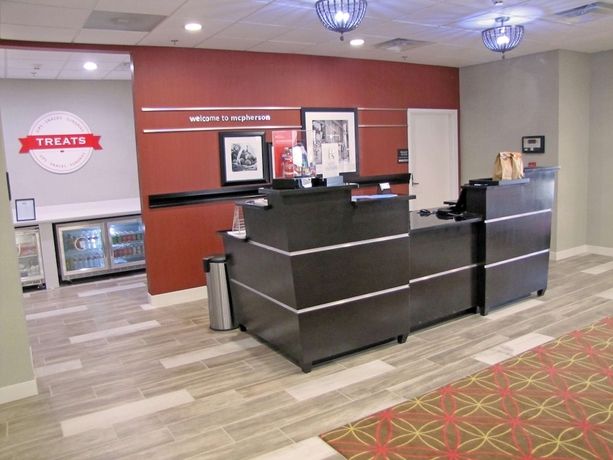 Imagen de los interiores del Hotel Hampton Inn Mcpherson. Foto 17
