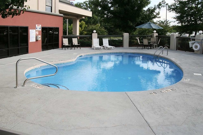 Imagen de la piscina del Hotel Hampton Inn Mebane. Foto 13