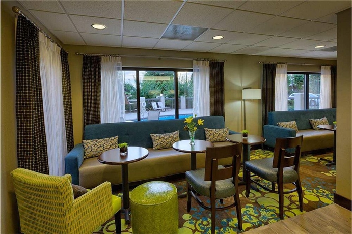 Imagen de los interiores del Hotel Hampton Inn Mebane. Foto 9