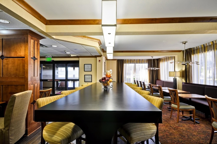 Imagen de los interiores del Hotel Hampton Inn Memphis-poplar. Foto 15