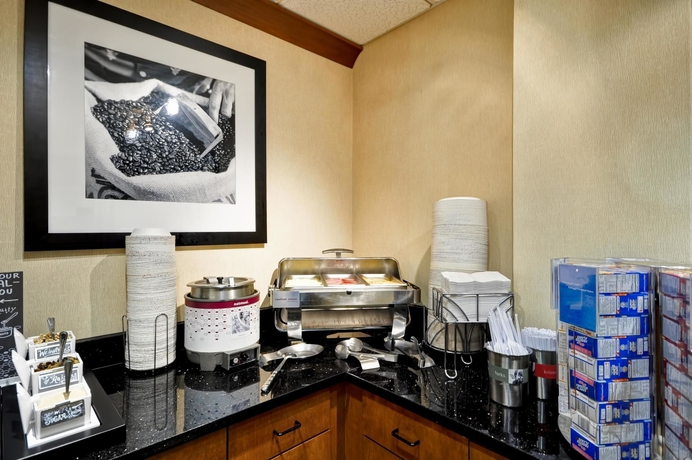 Imagen del bar/restaurante del Hotel Hampton Inn Memphis-poplar. Foto 3