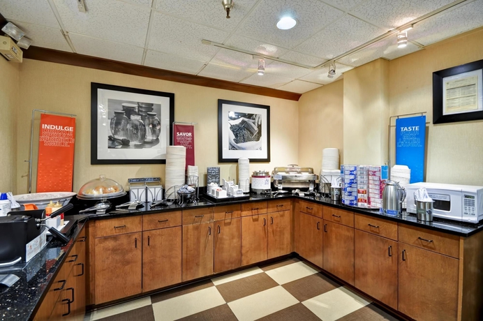 Imagen del bar/restaurante del Hotel Hampton Inn Memphis-poplar. Foto 4