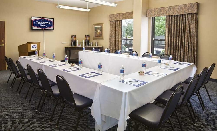 Imagen de los interiores del Hotel Hampton Inn Metairie. Foto 9