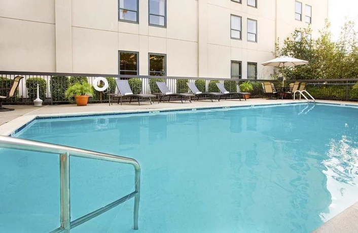 Imagen de la piscina del Hotel Hampton Inn Metairie. Foto 15