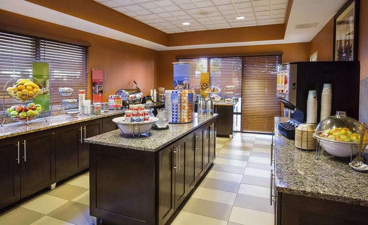 Imagen del bar/restaurante del Hotel Hampton Inn Metairie. Foto 2