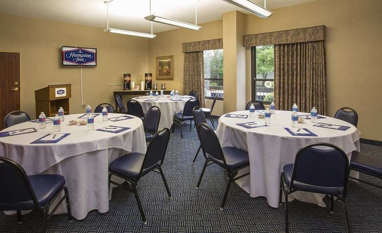 Imagen de los interiores del Hotel Hampton Inn Metairie. Foto 10
