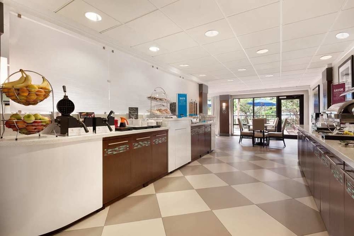 Imagen del bar/restaurante del Hotel Hampton Inn Miami-airport West. Foto 3