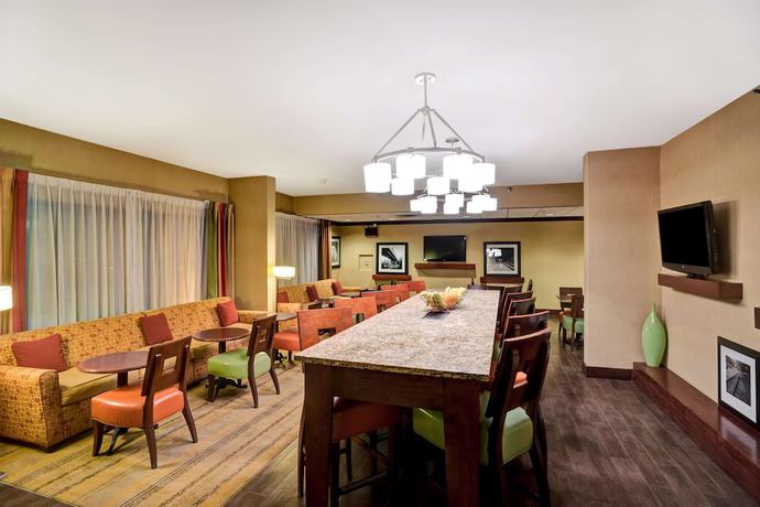 Imagen de los interiores del Hotel Hampton Inn Morgantown. Foto 14