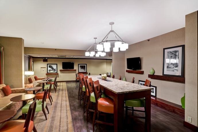 Imagen de los interiores del Hotel Hampton Inn Morgantown. Foto 17
