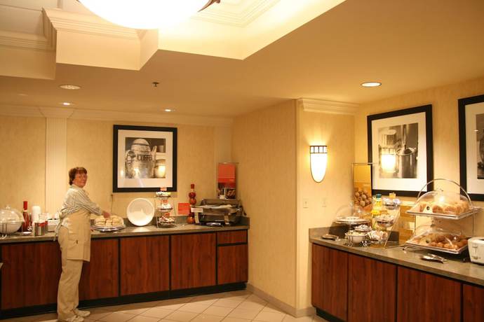 Imagen del bar/restaurante del Hotel Hampton Inn Mt. Vernon. Foto 2