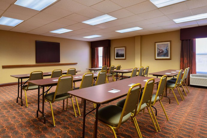 Imagen de los interiores del Hotel Hampton Inn Mt. Vernon. Foto 16