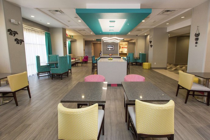 Imagen de los interiores del Hotel Hampton Inn Mustang. Foto 16