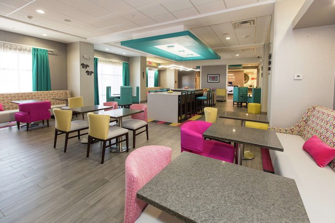 Imagen de los interiores del Hotel Hampton Inn Mustang. Foto 17