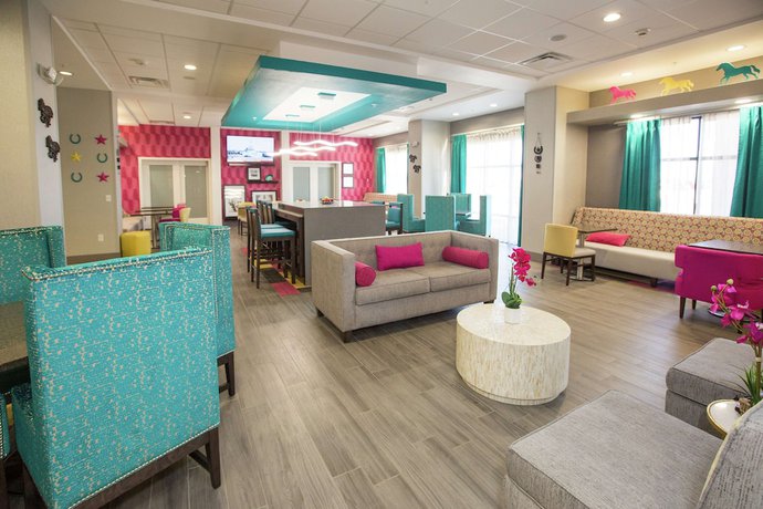 Imagen de los interiores del Hotel Hampton Inn Mustang. Foto 19