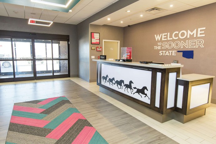 Imagen de los interiores del Hotel Hampton Inn Mustang. Foto 20