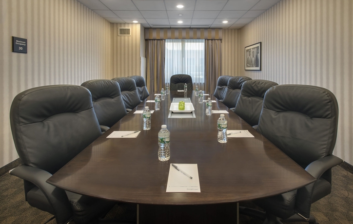 Imagen de los interiores del Hotel Hampton Inn NY-JFK. Foto 13