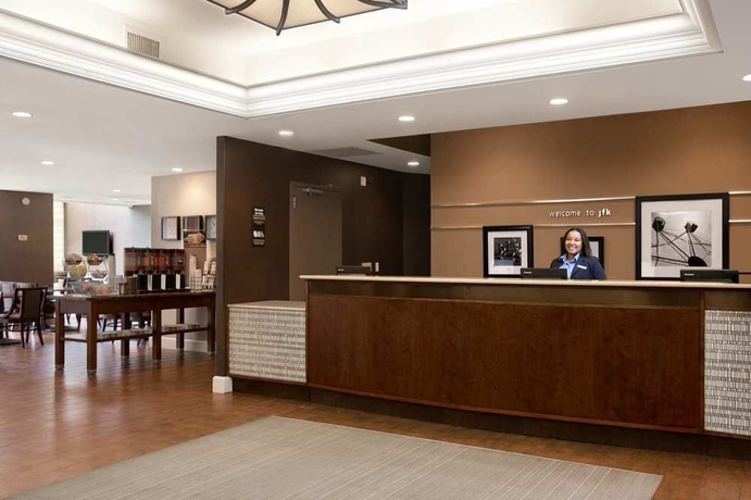 Imagen de los interiores del Hotel Hampton Inn NY-JFK. Foto 14