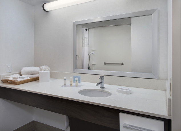 Imagen de la habitación del Hotel Hampton Inn NY-JFK. Foto 8