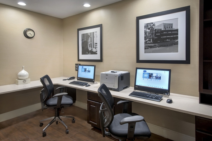 Imagen de los interiores del Hotel Hampton Inn NY-JFK. Foto 16