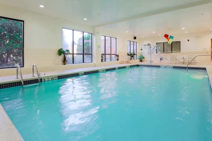 Imagen de la piscina del Hotel Hampton Inn Nanuet. Foto 16