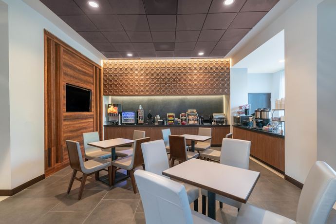 Imagen del bar/restaurante del Hotel Hampton Inn Nashville Airport Century Place. Foto 2