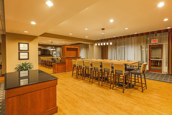 Imagen del bar/restaurante del Hotel Hampton Inn New York LaGuardia Airport. Foto 3