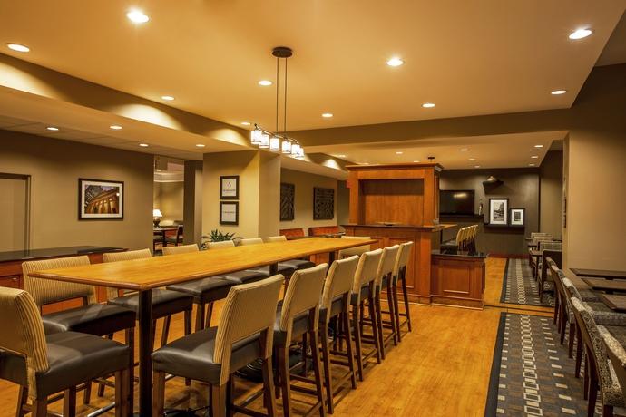 Imagen del bar/restaurante del Hotel Hampton Inn New York LaGuardia Airport. Foto 4