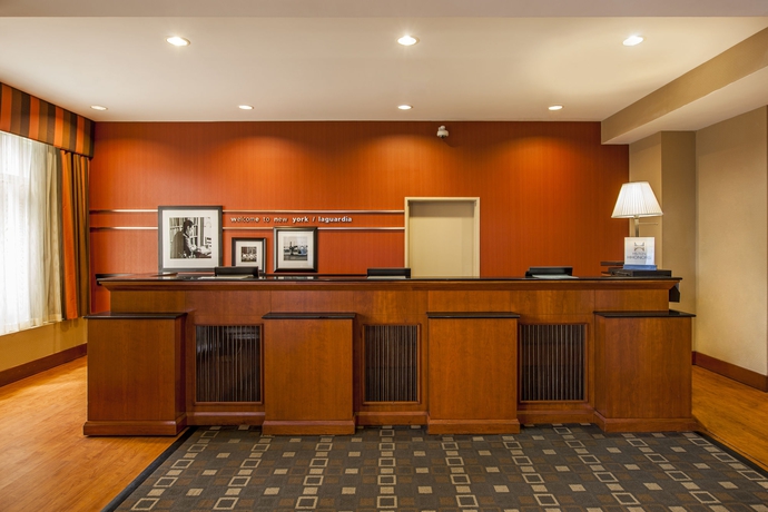 Imagen de los interiores del Hotel Hampton Inn New York LaGuardia Airport. Foto 13