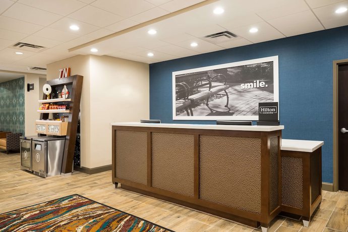 Imagen de los interiores del Hotel Hampton Inn Newport. Foto 18