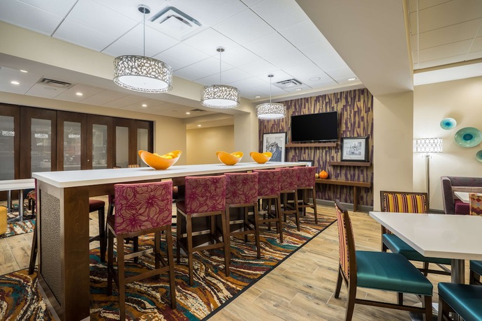 Imagen de los interiores del Hotel Hampton Inn Newport. Foto 19